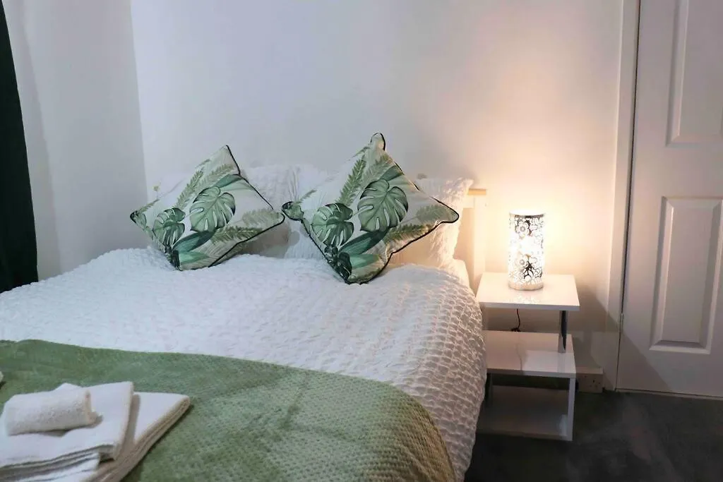 Unique 3 Bedroom House Free Wifi & Parking Leeds
