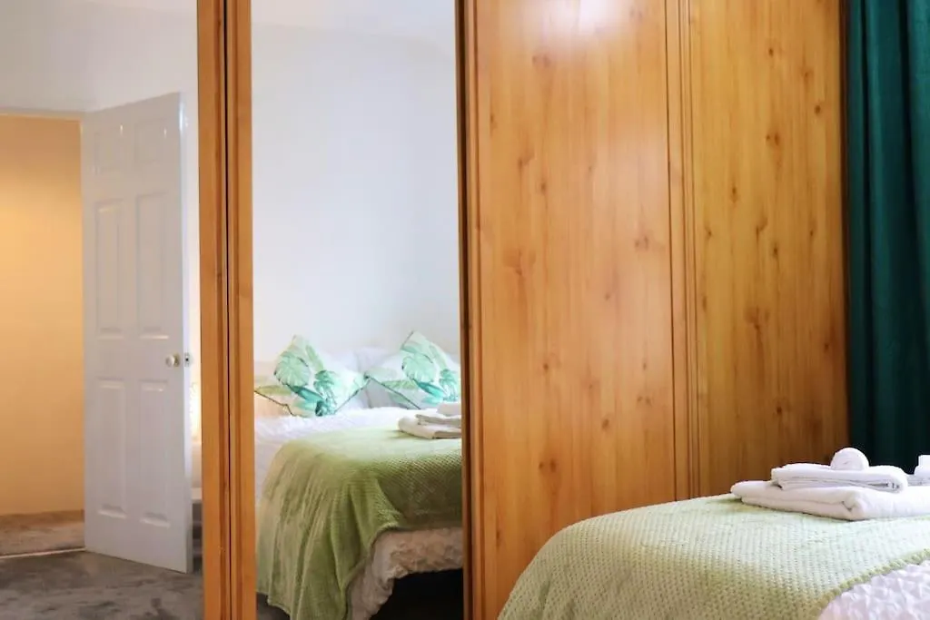 Unique 3 Bedroom House Free Wifi & Parking Leeds  0*, Leeds (West Yorkshire)
