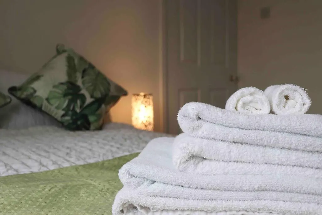 Unique 3 Bedroom House Free Wifi & Parking Leeds  Apartment