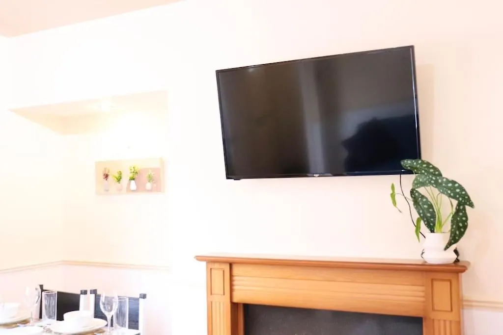 Unique 3 Bedroom House Free Wifi & Parking Leeds  Leeds (West Yorkshire)