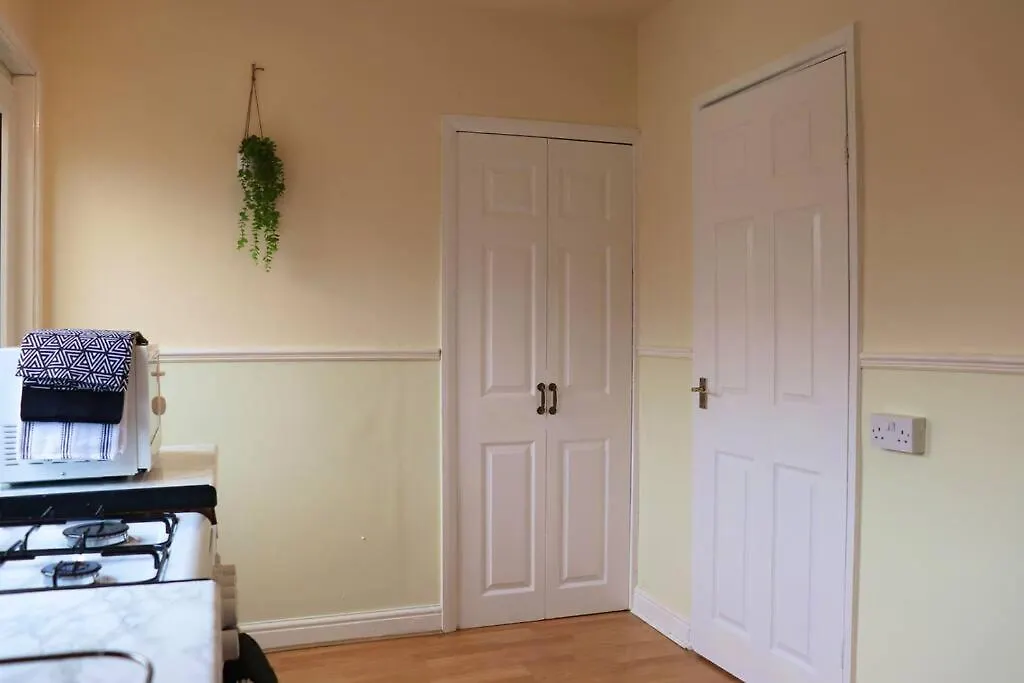 Unique 3 Bedroom House Free Wifi & Parking Leeds  Apartment