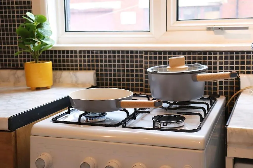 Apartment Unique 3 Bedroom House Free Wifi & Parking Leeds
