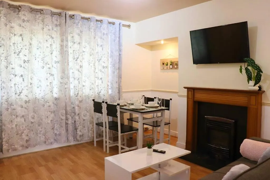 Unique 3 Bedroom House Free Wifi & Parking Leeds  0*, Leeds (West Yorkshire)